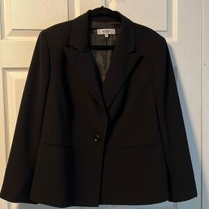 Jones NY studio separates Black 20w blazer. Lined Adjustible cuffs for easy fit
